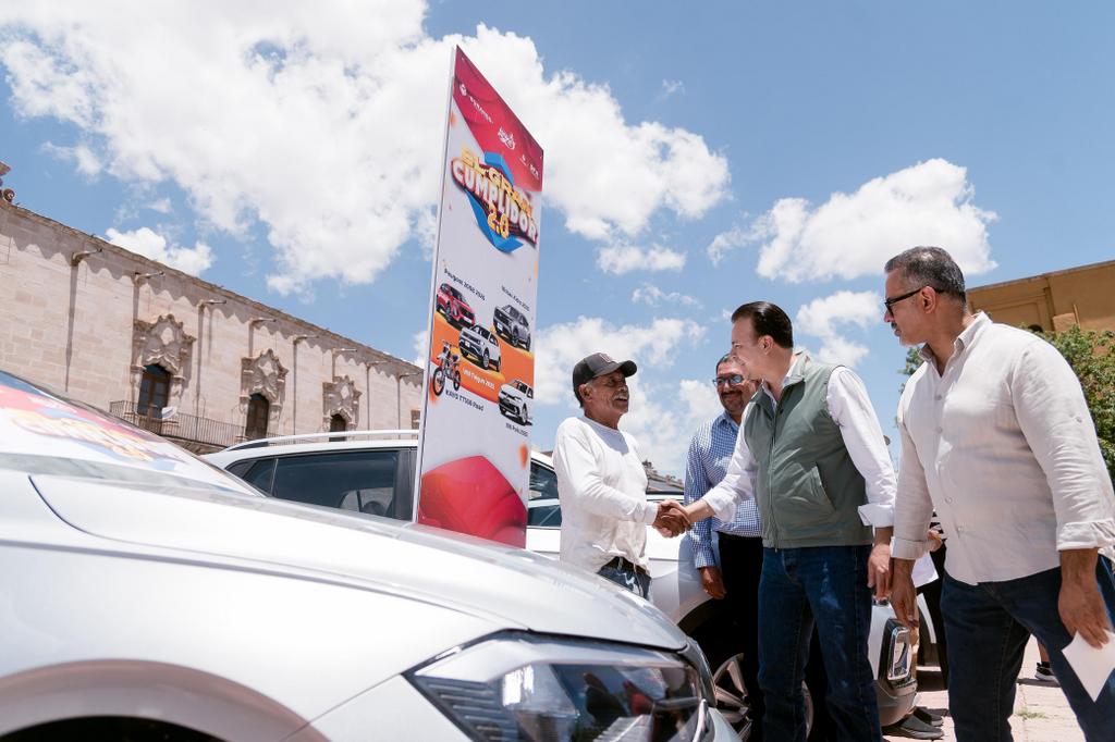 2-Esteban Villegas entrega premios a ganadores del sorteo “El Gran Cumplidor 2 (2)