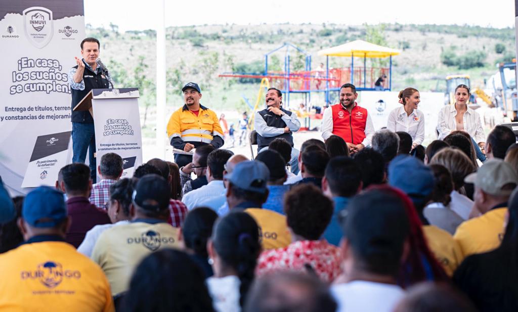 2-Esteban y Bonifacio entregan mil títulos de propiedad que dan certeza y legalidad al patrimonio familiar (2)