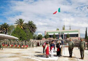 06-De la mano de Marisol, niños de Casa Hogar y Centro Mi Casa conmemoran la Independencia de México en el Campo Militar (3)
