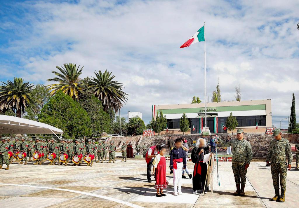 06-De la mano de Marisol, niños de Casa Hogar y Centro Mi Casa conmemoran la Independencia de México en el Campo Militar (3)