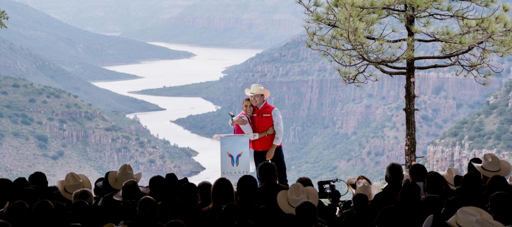 1-Con unidad y amor, Esteban y Marisol impulsan un Durango que transforma vidas y hace realidad los sueños de miles de familias (1)