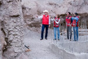 1-Supervisan Esteban y Toño primera etapa del drenaje sanitario en El Conejo (1)