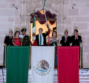 2-Esteban Villegas dio el Grito de Independencia en la Plaza IV Centenario ante miles de familias (2)
