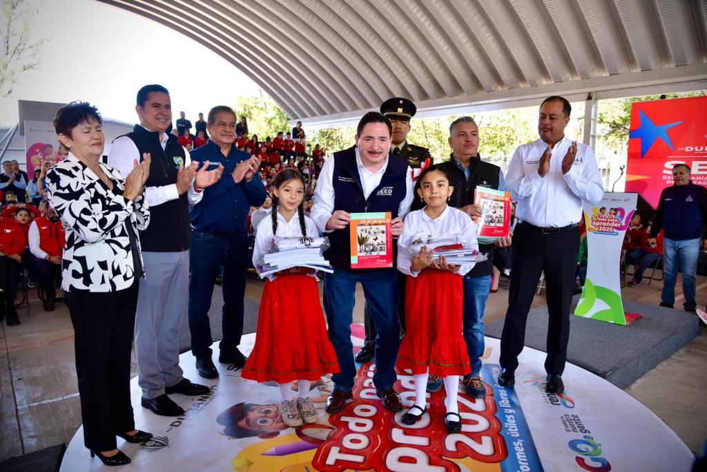 7-Con uniformes y útiles escolares, Gobierno de Esteban inicia Ciclo Escolar 2025-2026 en Durango (3)