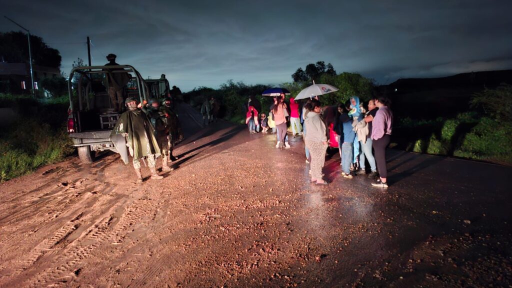 Protección Civil y SEDENA rescatan a 40 personas varadas en presa Garabitos (1)