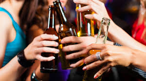 Con aumento en consumo de alcohol crecen cánceres en mujeres