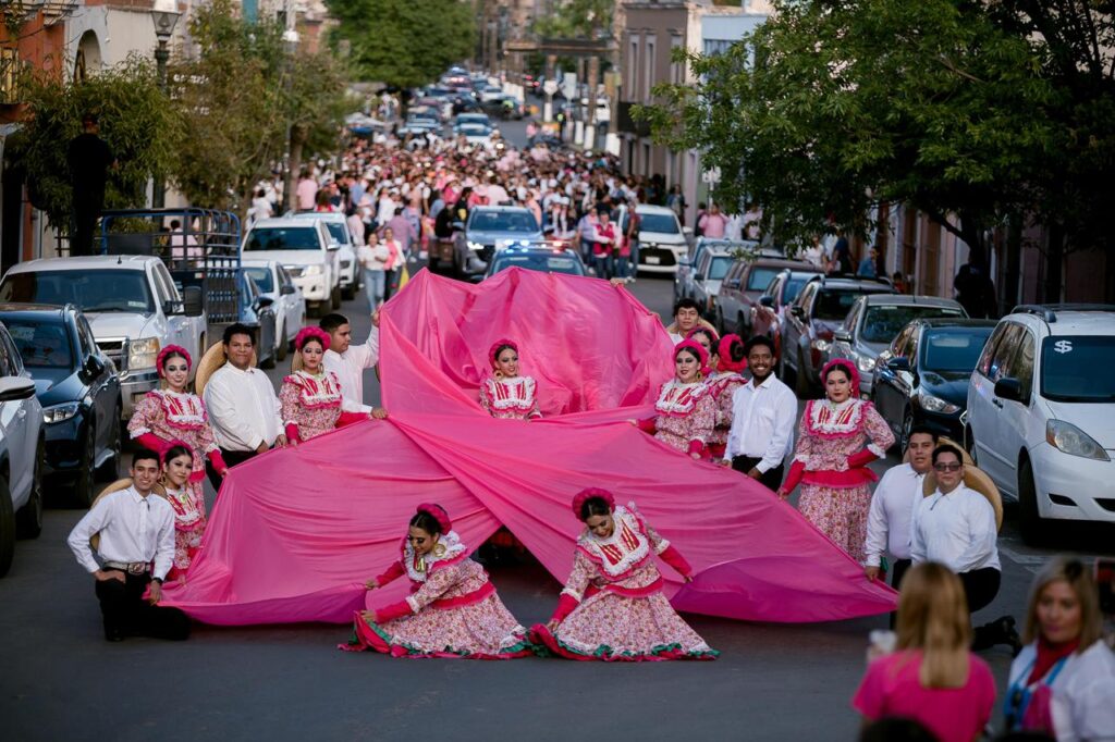 Con música y cultura, tradicional Callejoneada Rosa lleva esperanza y prevención del cáncer de mama (4)