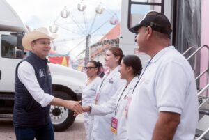 El hospital sobre ruedas de Durango brinda más de 300 servicios médicos diarios a familias afectadas en Veracruz (3)