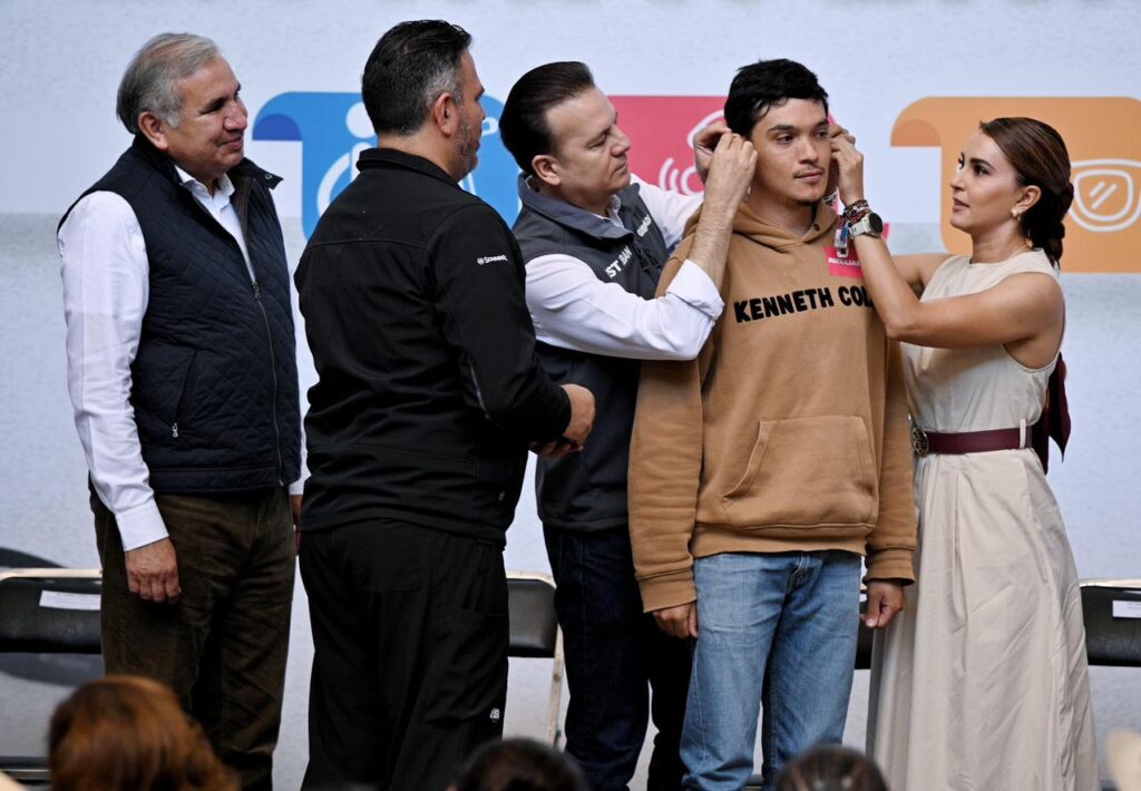 En equipo, Esteban Villegas, Marisol Rosso y José Alfredo Cordero entregan auxiliares auditivos, lentes y aparatos de movilidad que cambian vidas en Durango (3)