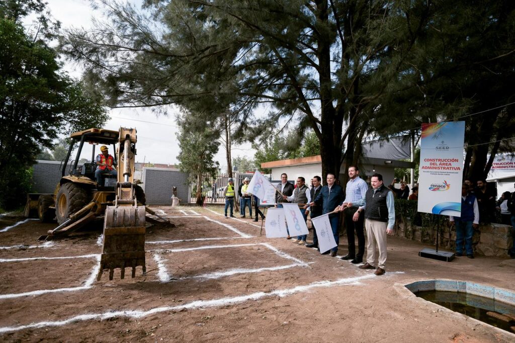 Esteban Villegas cumple compromiso con la Secundaria