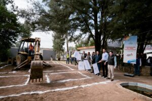 Esteban Villegas cumple compromiso con la Secundaria