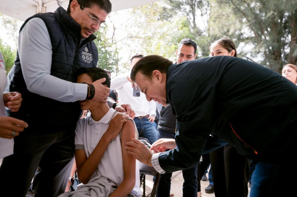 Esteban Villegas invita a la población a sumarse a la campaña de vacunación contra el VPH para prevenir el cáncer cervicouterino (2)