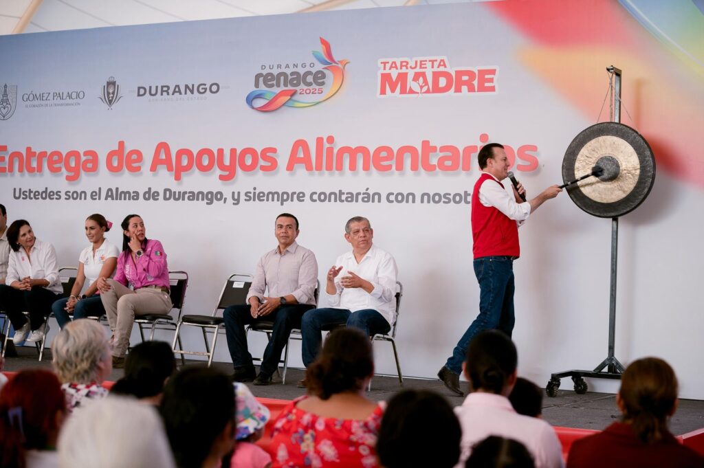 Esteban y Marisol cumplen con las mujeres de Gómez Palacio con la entrega de 2,500 Tarjetas Madre alimentarias (3)