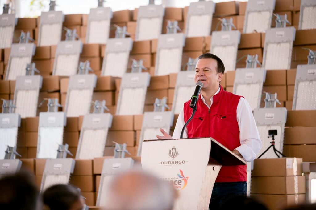Habitantes de Lerdo y Gómez Palacio reconocen a Esteban Villegas por mejorar la iluminación y la seguridad en sus colonias (3)
