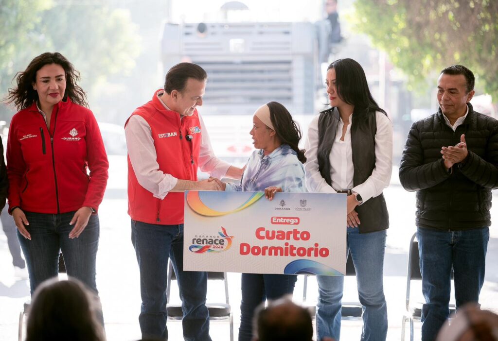 Esteban Villegas y Betzabé Martínez entregan 40 cuartos dormitorios y 60 títulos de propiedad a familias de Gómez Palacio3