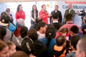Habitantes de Gómez Palacio reconocen a Esteban Villegas por las obras de pavimentación que mejorarán la seguridad y movilidad en seis vialidades (1)