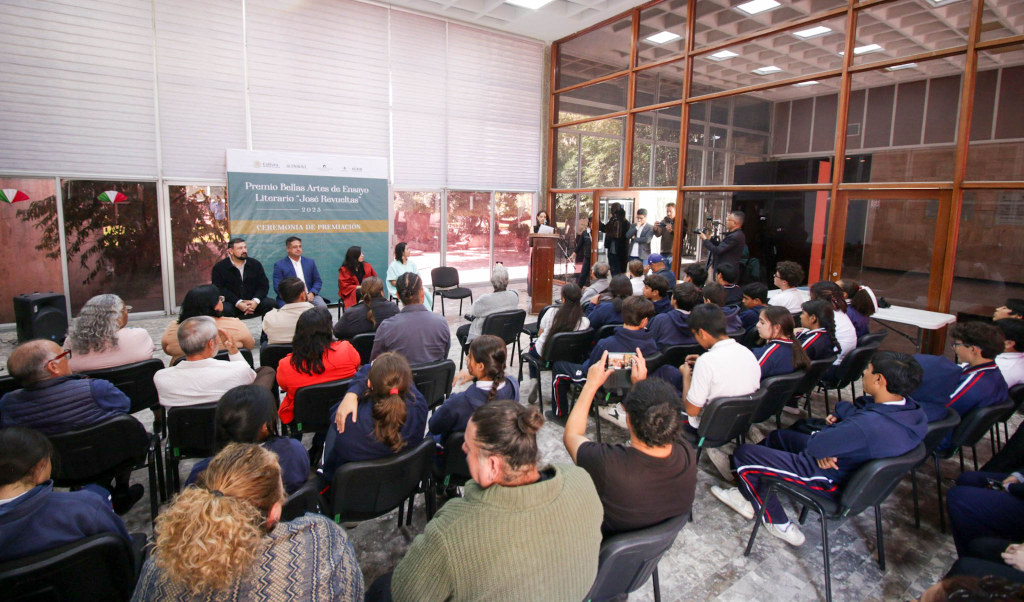 OTORGAN A YUNUEN DÍAZ EL PREMIO BELLAS ARTES DE ENSAYO LITERARIO JOSÉ REVUELTAS 2025 EN DURANGO (8)