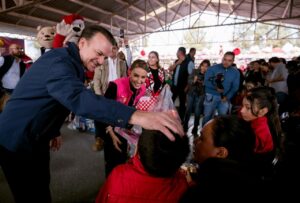 Arrancan Marisol y Esteban entrega de 300 mil juguetes y aguinaldos para niñas y niños de todo el estado con Navidad desde el Corazón (3)