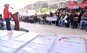 Esteban entrega más de 200 títulos de propiedad en Santiago; familias acceden a certeza jurídica y apoyos de vivienda (1)