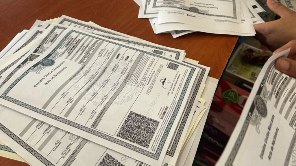 FISCALÍA ANTICORRUPCIÓN DETIENE A DOS PERSONAS EN FLAGRANCIA POR VENTA DE ACTAS DE NACIMIENTO APÓCRIFAS