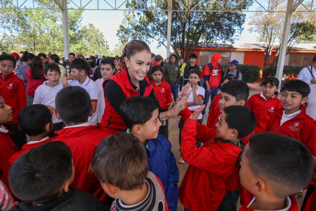 Marisol Rosso lleva juguetes y alegría navideña a niñas y niños de Cuencamé con la Ruta de las Sonrisas (6)