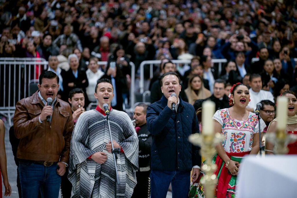 Se mantiene la tradición de 29 años Esteban y Lauro cantan Las Mañanitas a la Virgen de Guadalupe (5)