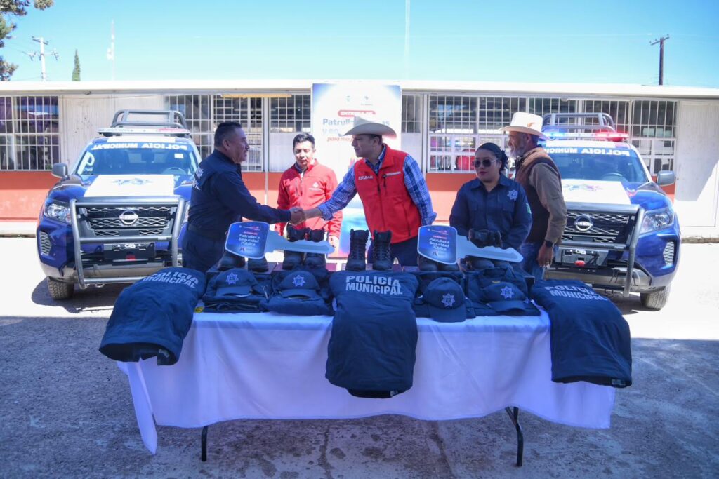 Esteban entrega patrullas nuevas para reforzar la seguridad en Poanas 2