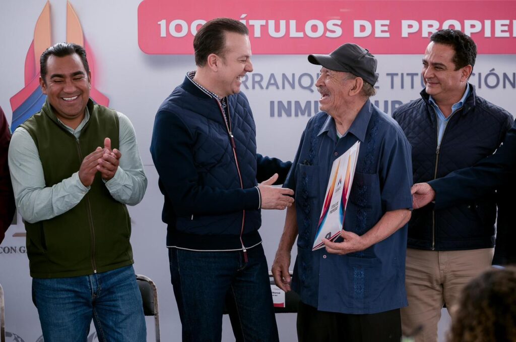 Esteban y Toño brindan certeza jurídica a 300 familias de Durango con la entrega de títulos de propiedad (3)