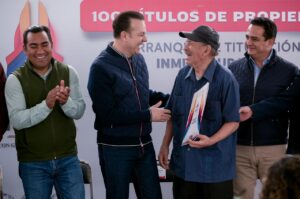 Esteban y Toño brindan certeza jurídica a 300 familias de Durango con la entrega de títulos de propiedad (3)