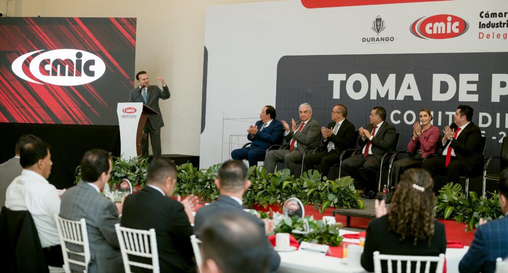 Vienen buenos tiempos para Durango y la obra debe quedarse en manos duranguenses, aseguró el Gobernador Esteban durante toma de protesta de la CMIC 2026-2028 (6)