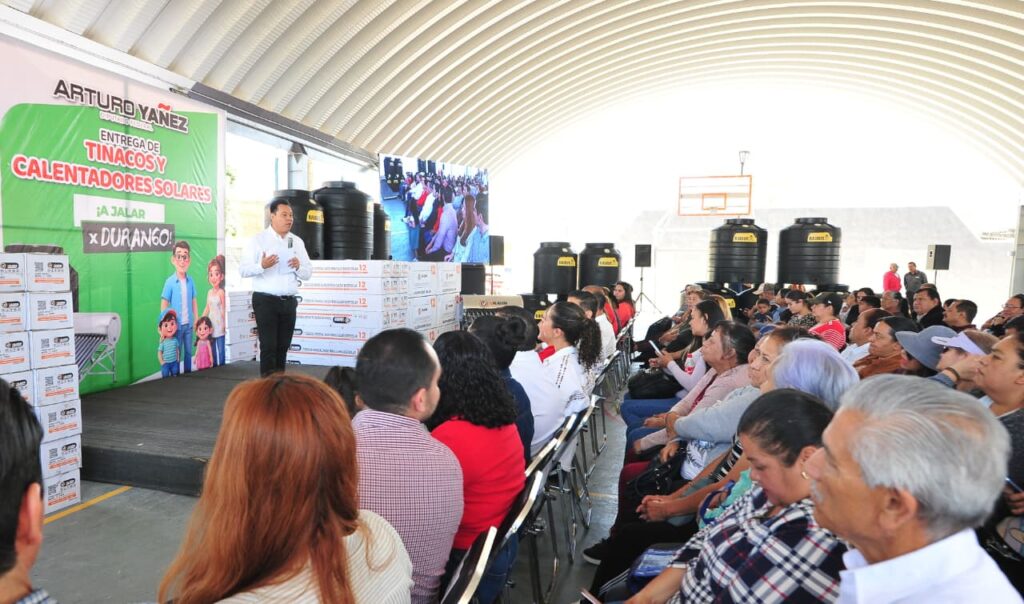 Arturo Yáñez, atiende demandas ciudadanas con la entrega de tinacos y calentadores solares 1