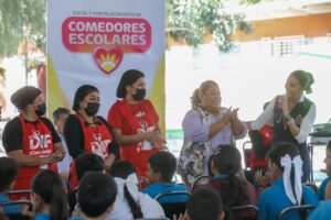 Entrega Marisol equipo de cocina para los comedores de dos primarias de Gómez Palacio (3)