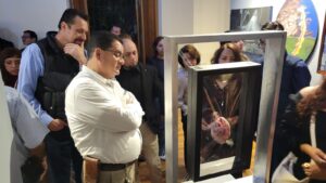 Expone M. Cervantes escultura con corazón (2)