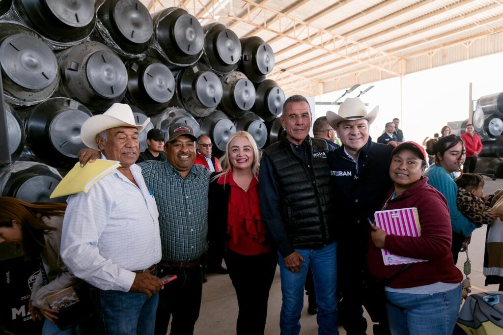 Familias de Mapimí reconocen al gobernador Esteban Villegas por apoyos que mejoran el acceso al agua y la seguridad (2)