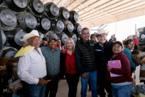 Familias de Mapimí reconocen al gobernador Esteban Villegas por apoyos que mejoran el acceso al agua y la seguridad (2)