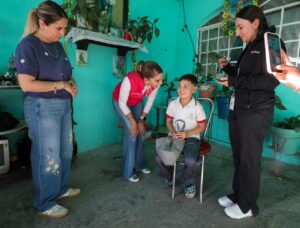 Familias vuelven a escuchar gracias a auxiliares auditivos que Marisol Rosso lleva directamente a sus hogares (1)