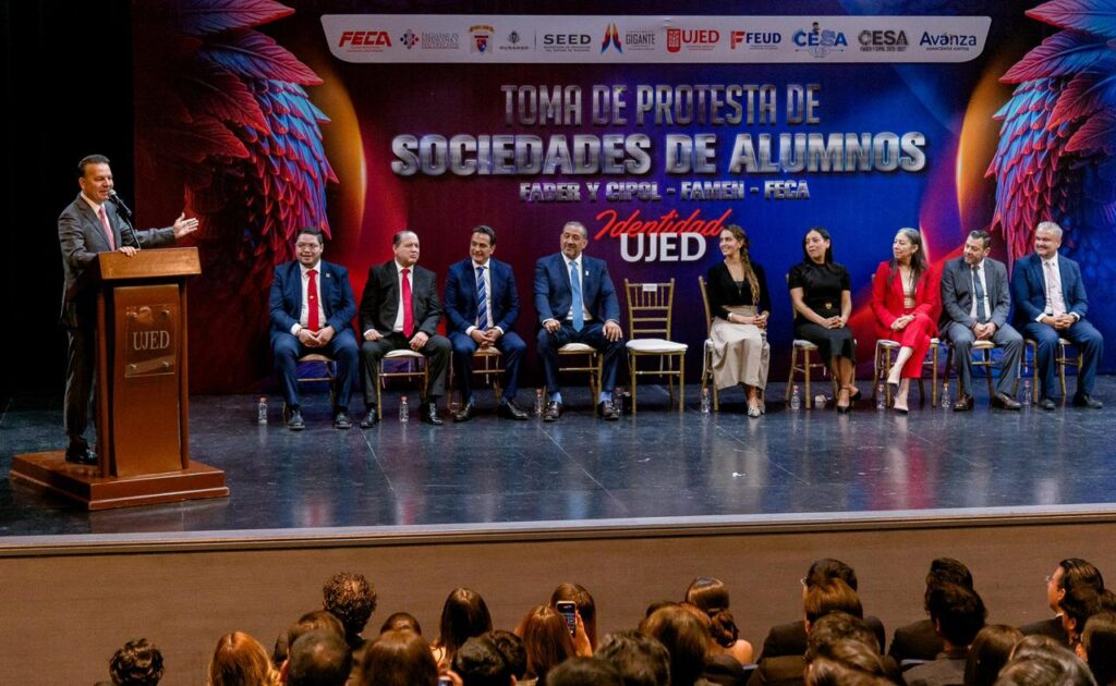 Gobernador Esteban toma protesta a Sociedades de Alumnos y refrenda respaldo a estudiantes de la UJED (2)