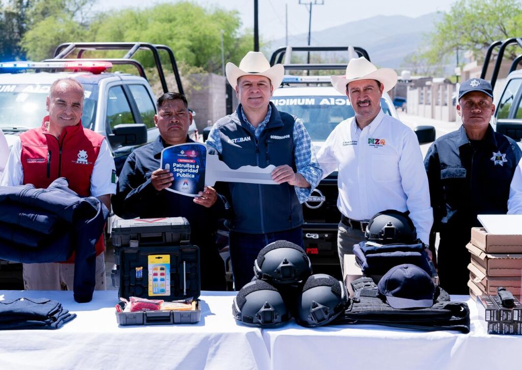 Gobernador entrega patrullas, uniformes y equipo táctico para reforzar la seguridad en Mezquital (1)