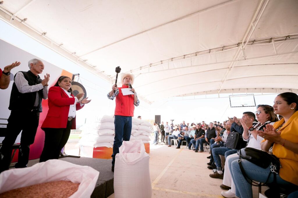 Hasta la frontera del norte de Durango, Esteban Villegas lleva nuevas canchas, pozo de agua, patrulla, semilla y apoyos sociales para Ocampo (4)