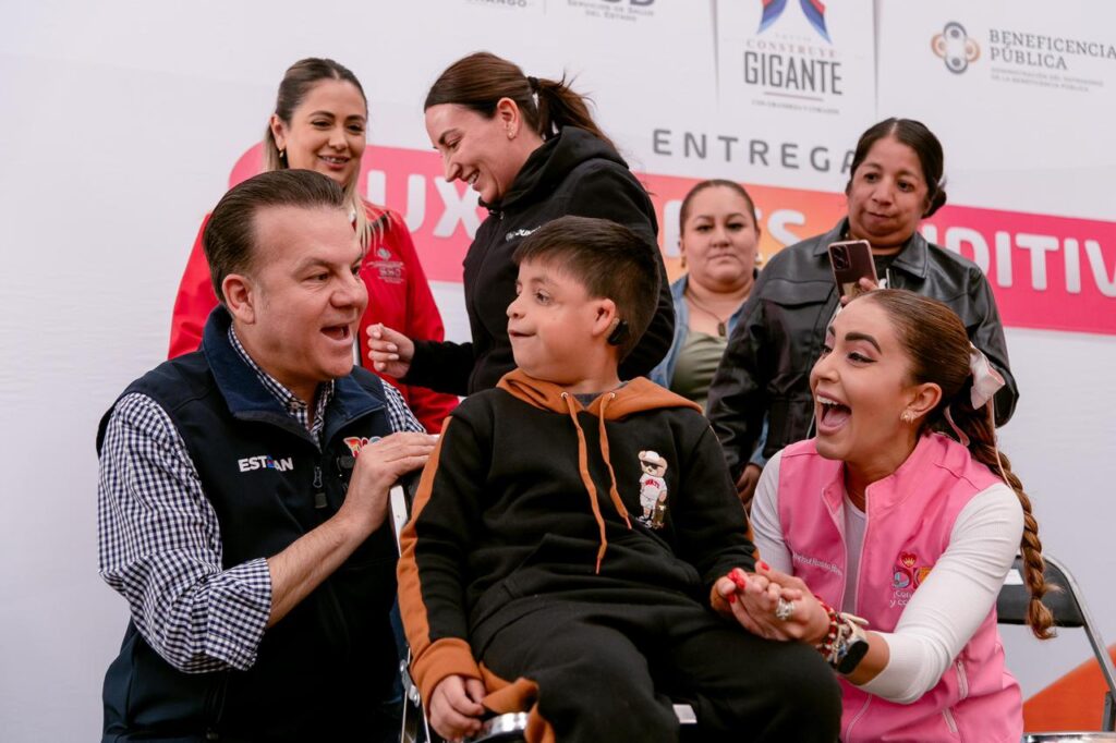 Mamá e hijo escuchan por primera vez sus voces con auxiliares auditivos de conducción ósea entregados por Marisol Rosso y el gobernador Esteban (7)