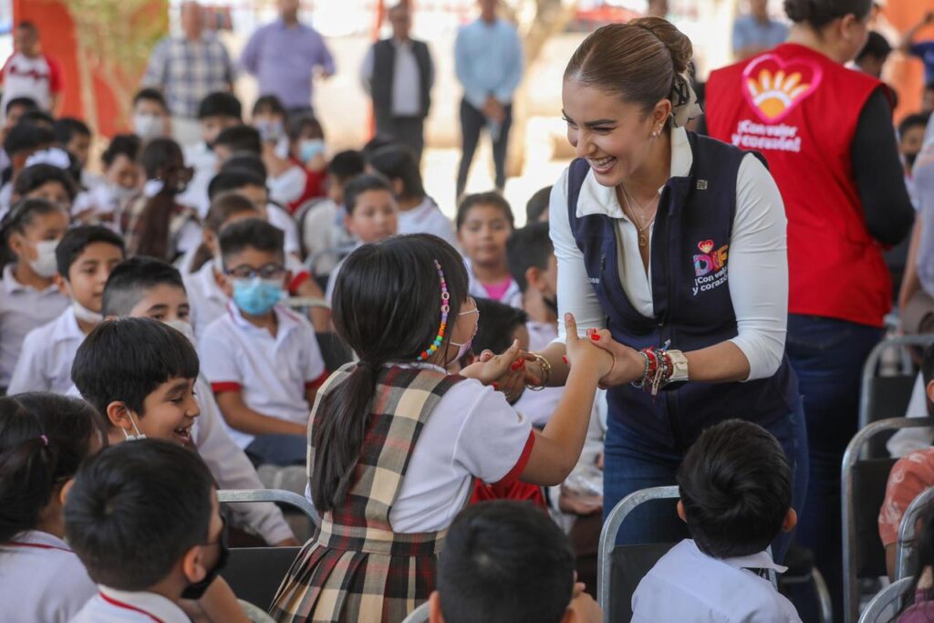 Más niñas y niños de Gómez Palacio ya reciben desayuno caliente diario con comedores escolares equipados que lleva Marisol Rosso a las escuelas (1)