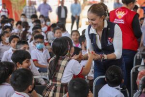 Más niñas y niños de Gómez Palacio ya reciben desayuno caliente diario con comedores escolares equipados que lleva Marisol Rosso a las escuelas (1)