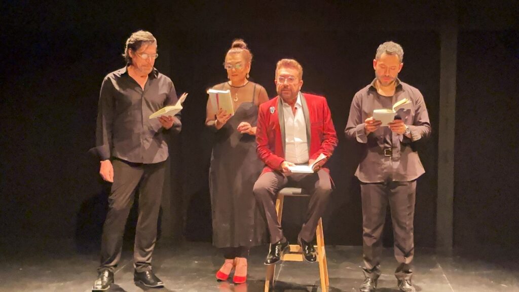 Alberto Estrella, Ángeles Marín, el autor Alfredo Gudinni y Christian Muñoz durante el performance de la presentación