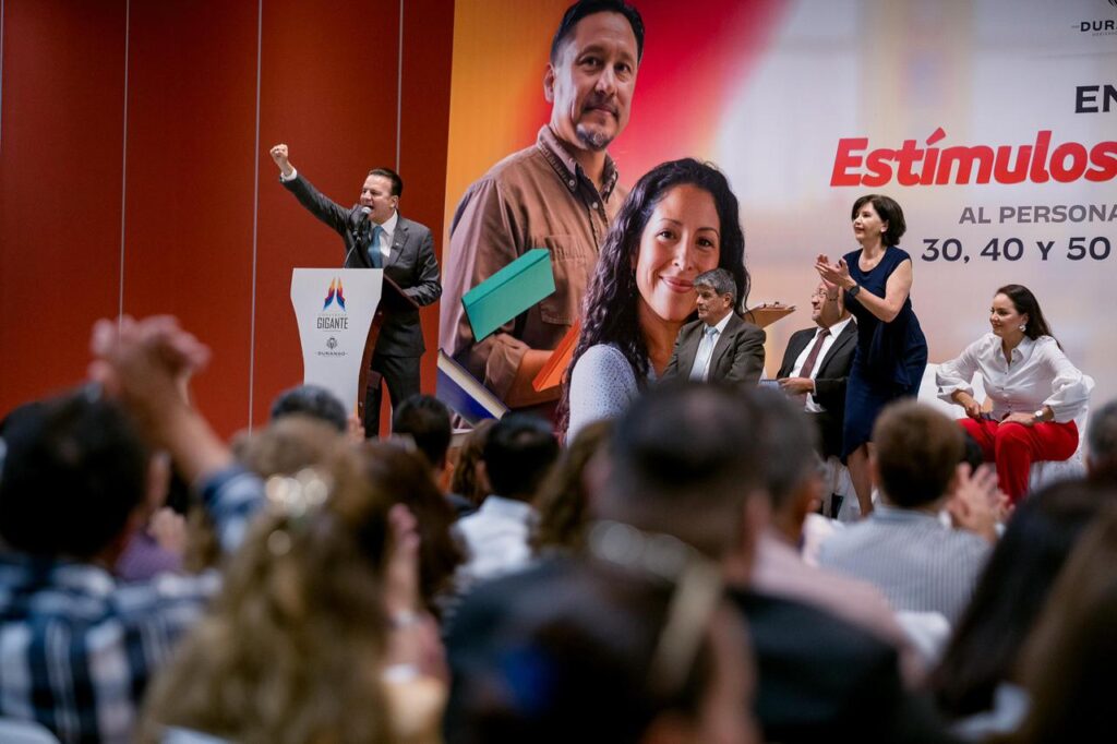 Con admiración, respeto y gratitud, Gobernador Esteban reconoce a maestras y maestros de La Laguna por dedicar su vida a formar generaciones (8)