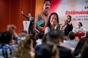 Con admiración, respeto y gratitud, Gobernador Esteban reconoce a maestras y maestros de La Laguna por dedicar su vida a formar generaciones (8)