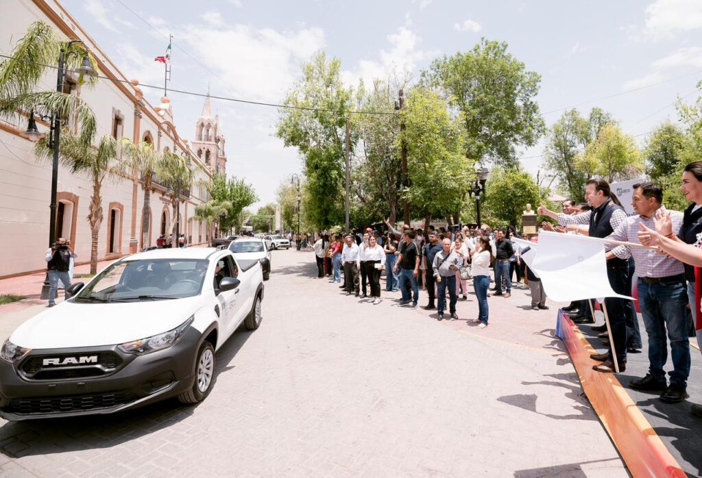 Con la entrega del nuevo parque vehicular, Esteban y Susy fortalecen los servicios públicos en Lerdo (1)