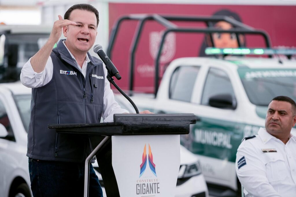 Entregan Esteban y Betzabé nuevas patrullas, vehículos y equipamiento para reforzar la seguridad y servicios públicos en Gómez Palacio (4)