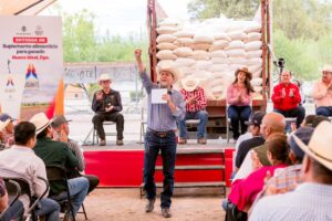Gobernador Esteban entrega 130 toneladas de suplemento alimenticio a productores de Nuevo Ideal (5)