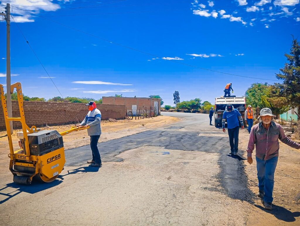 Gobierno del Estado mejora caminos a comunidades en Canatlán con trabajos de rehabilitación vial (3)