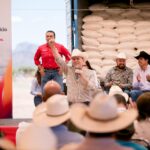 Más de 400 productores de Pánuco de Coronado reciben 100 toneladas de maíz molido para mantener alimentado su ganado durante la sequía (2)